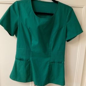 Jaanuu pintuck scrub top green Small